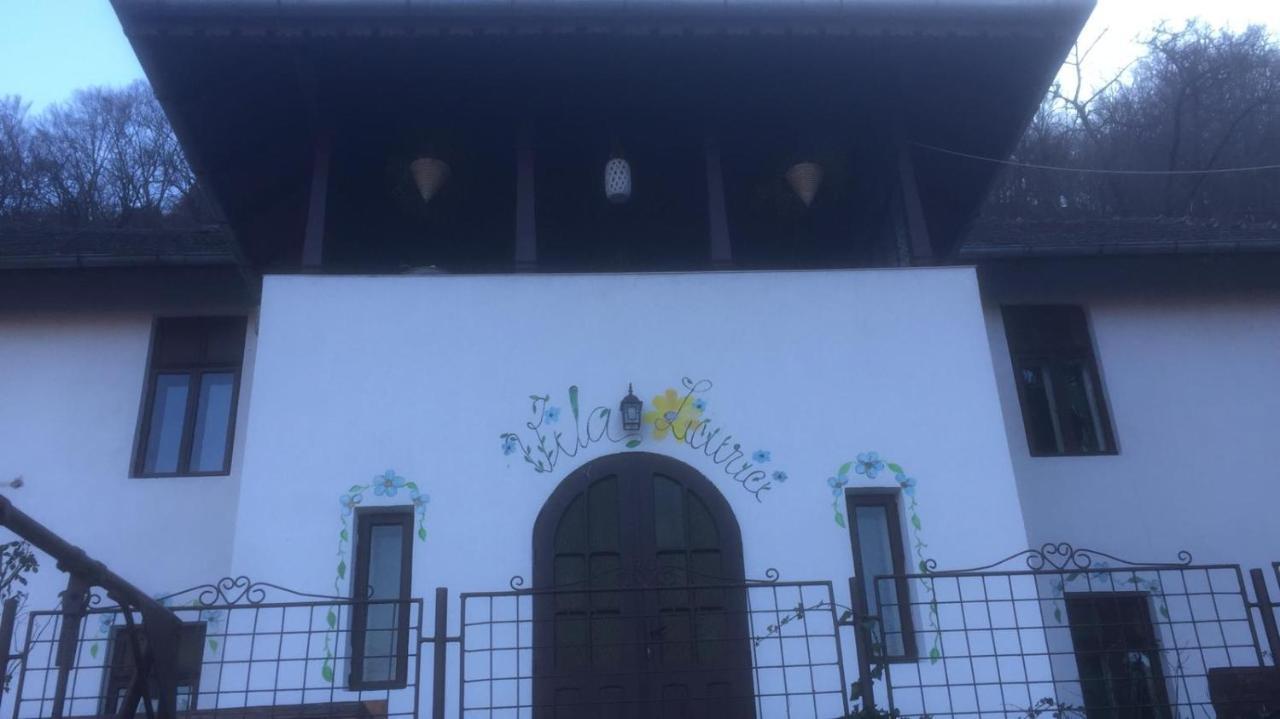Vila Licurici Caciulata Esterno foto